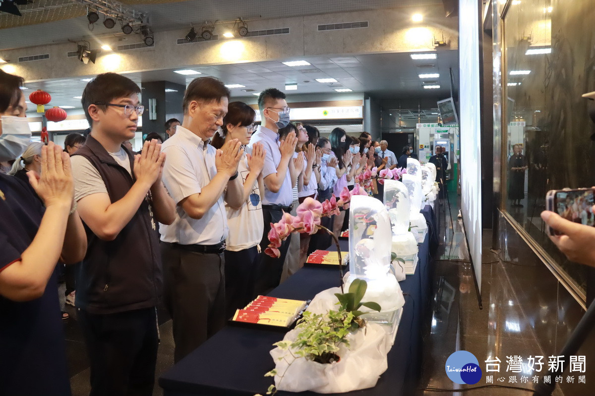 議員、縣府同仁與洽公民眾依序禮佛足。（記者扶小萍攝）