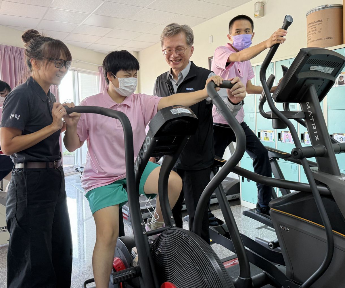 臺鹽志工走進伊甸台南據點，總經理李杰翰（右2）關心學員日常運動與健康狀況