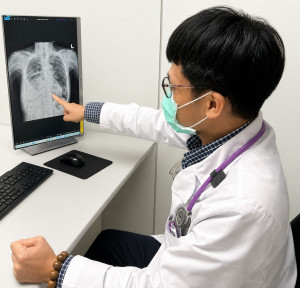 新竹臺大分院內科部張家豪醫師透過胸部X光說明，病人雙側下肺葉出現浸潤。