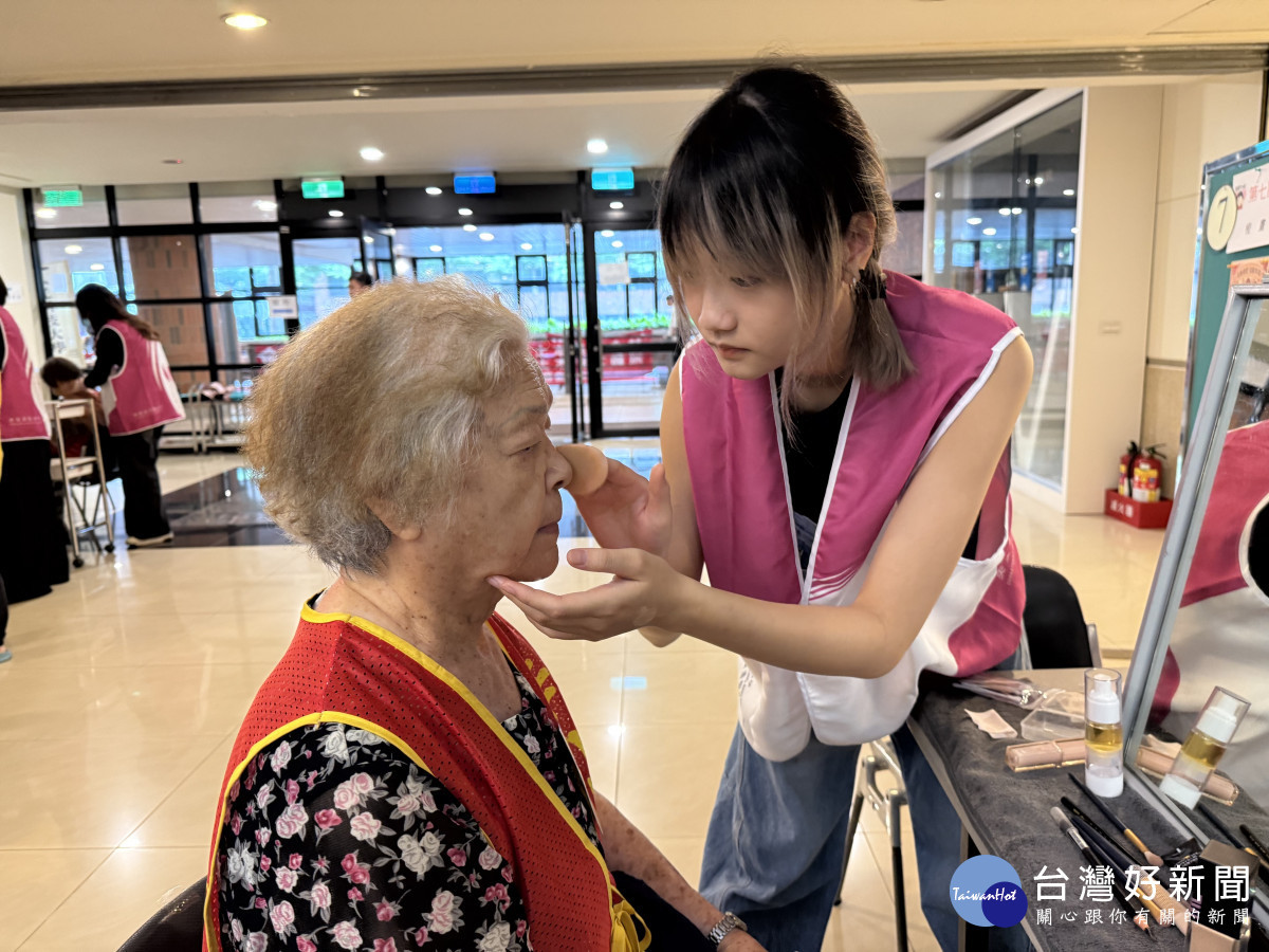 美髮系學生幫92歲周阿嬤化妝。