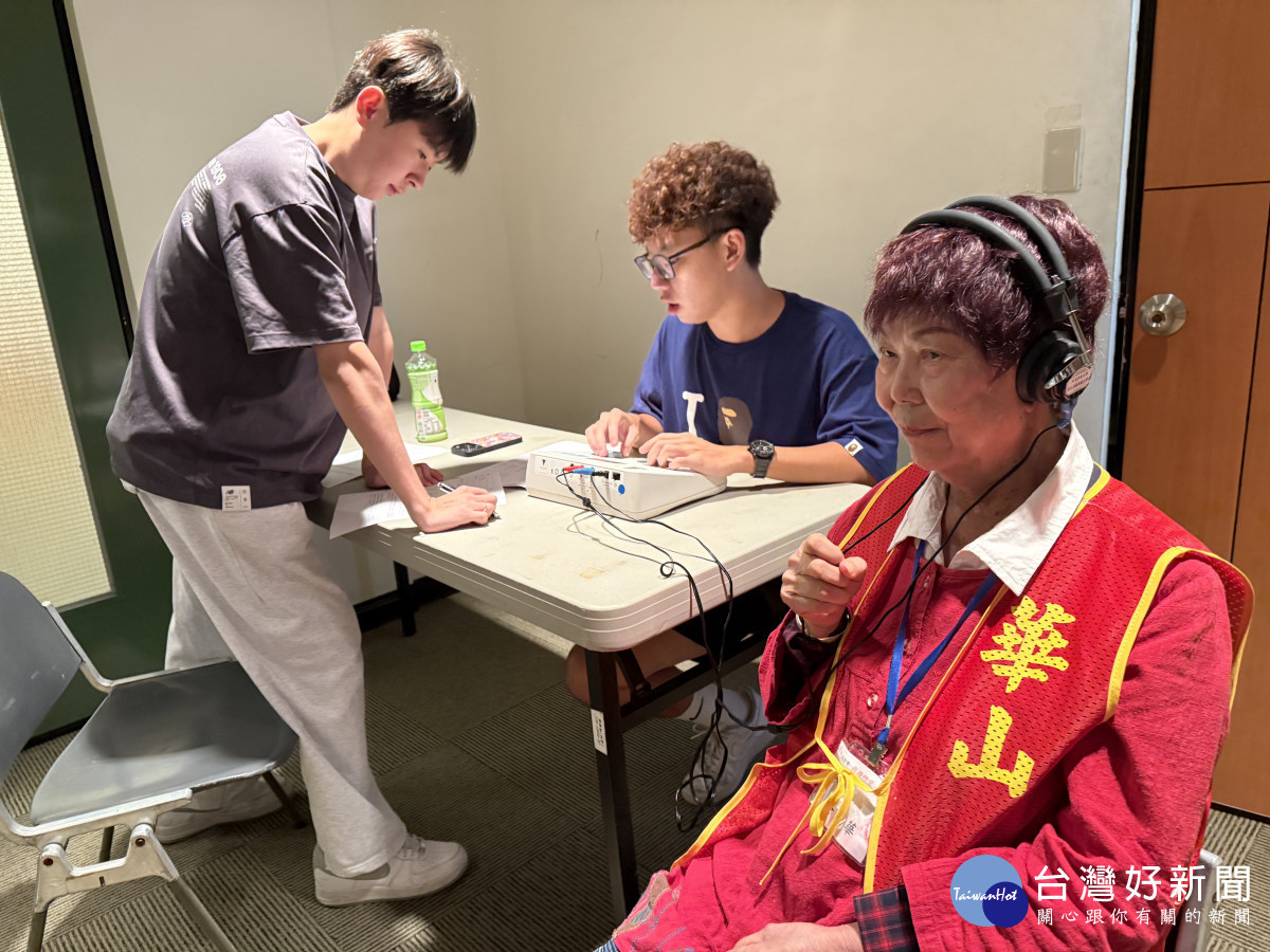 語聽系學生為長者進行聽力測驗。