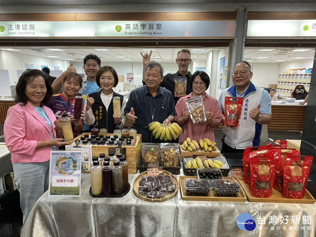 王副縣長到各攤位巡禮。（記者扶小萍攝）