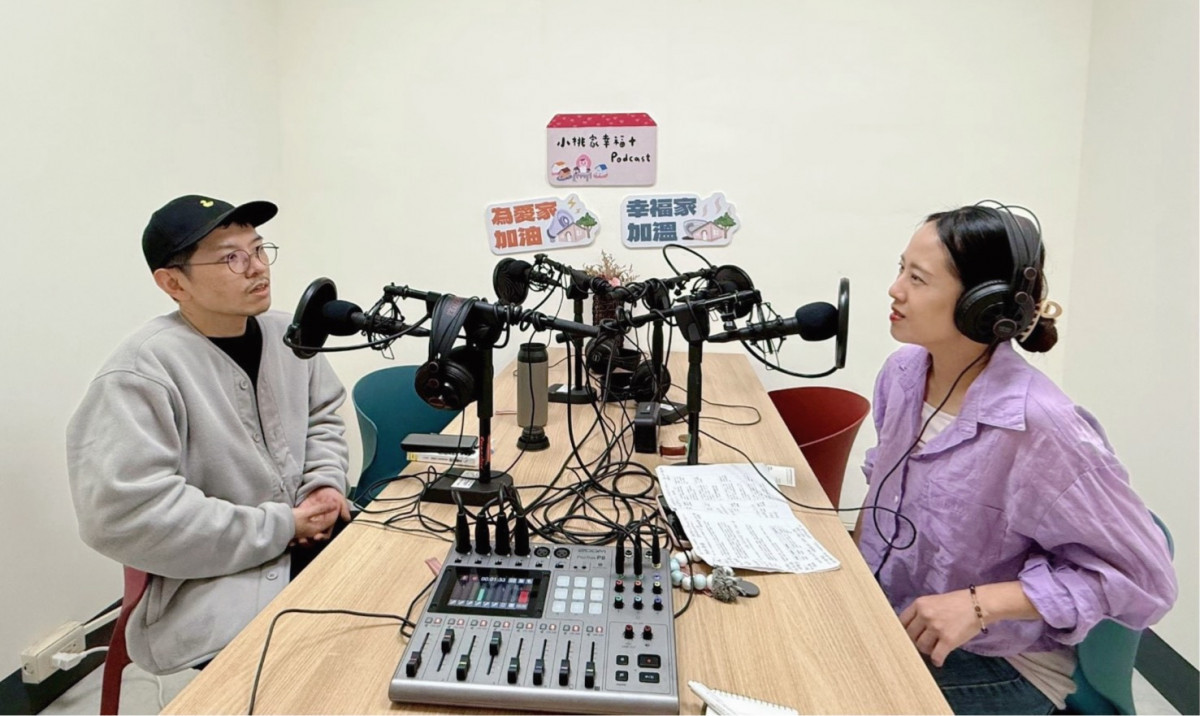 作家陳夏民(左)、諮商心理師黃之盈(右)_錄製「小桃家幸福_」Podcast對談