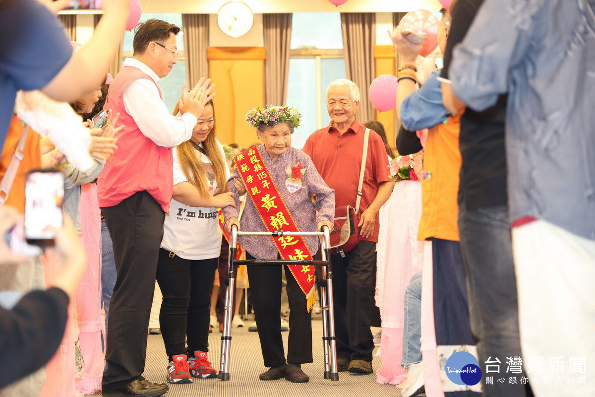 101歲人瑞黃賴廷妹進入會場獲得掌聲。（縣府提供）