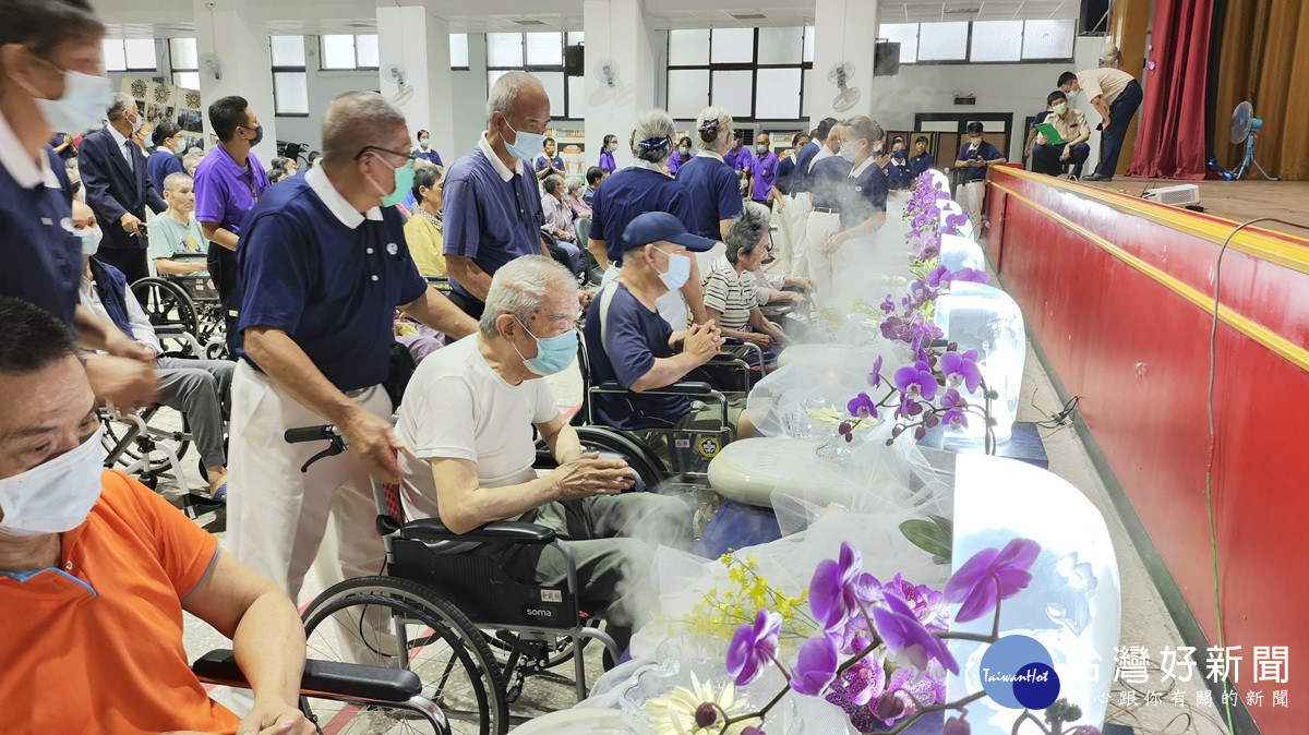 榮家攜手慈濟舉辦浴佛大典   溫馨祈福陪伴長者歡度三節合一