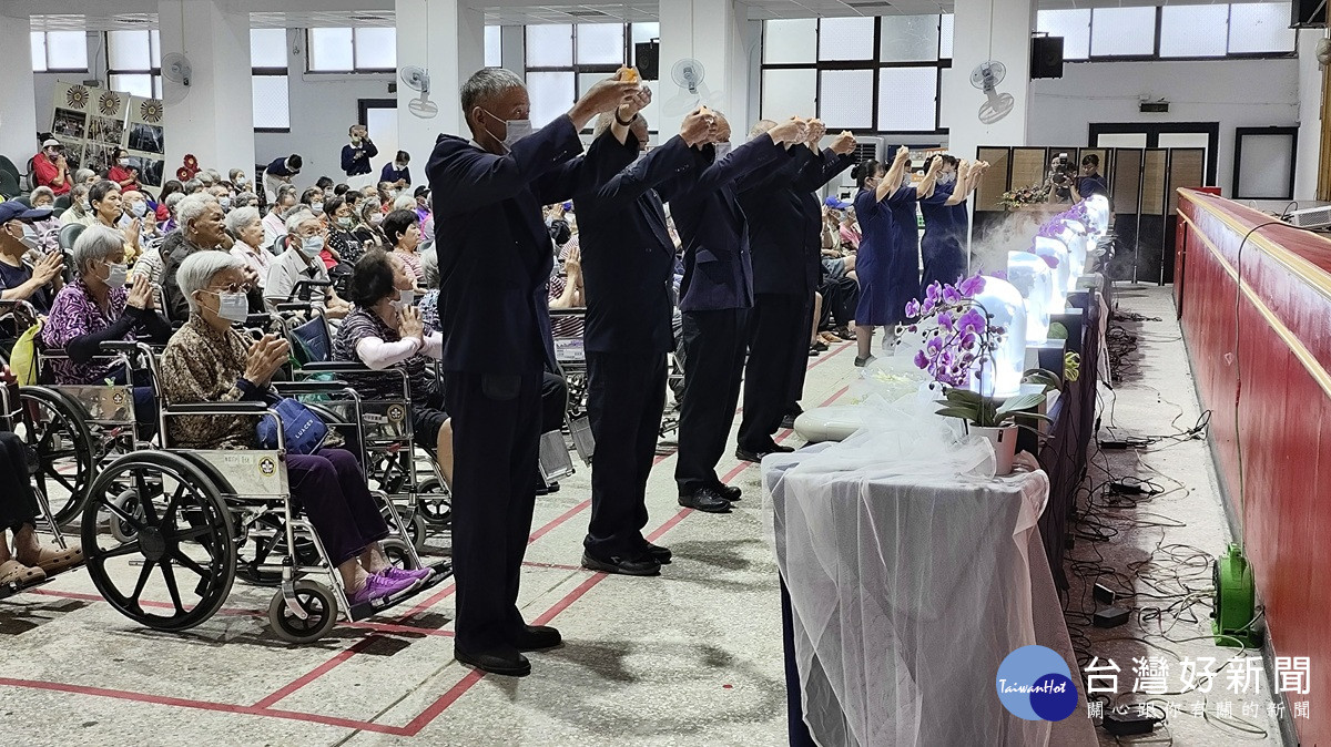 榮家攜手慈濟舉辦浴佛大典　溫馨祈福陪伴長者歡度三節合一