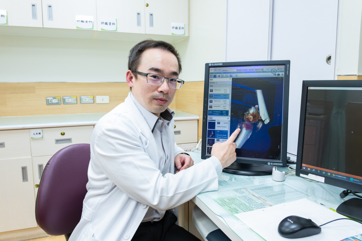 沈泰杉醫師表示，先剖腹產保胎，再骨折固定治療，協助產婦重拾行動能力，讓媽媽陪伴新生寶寶共度母親節。圖／彰基提供