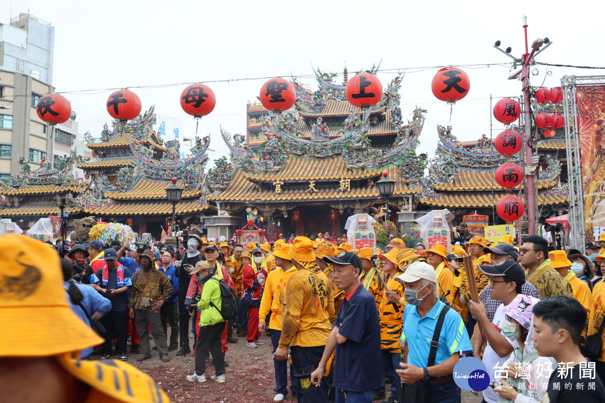 朝天宮廟埕、市區擠滿祈福信徒／雲縣府提供