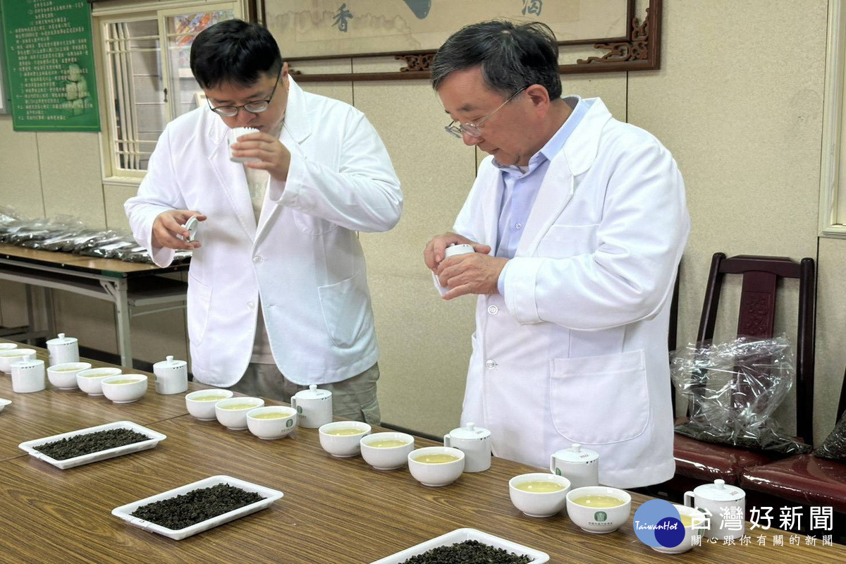 115年桃園蘆峰烏龍茶春季優良包種茶評鑑競賽，專業評審依外觀、水色、香氣及滋味等項目進行綜合評比。