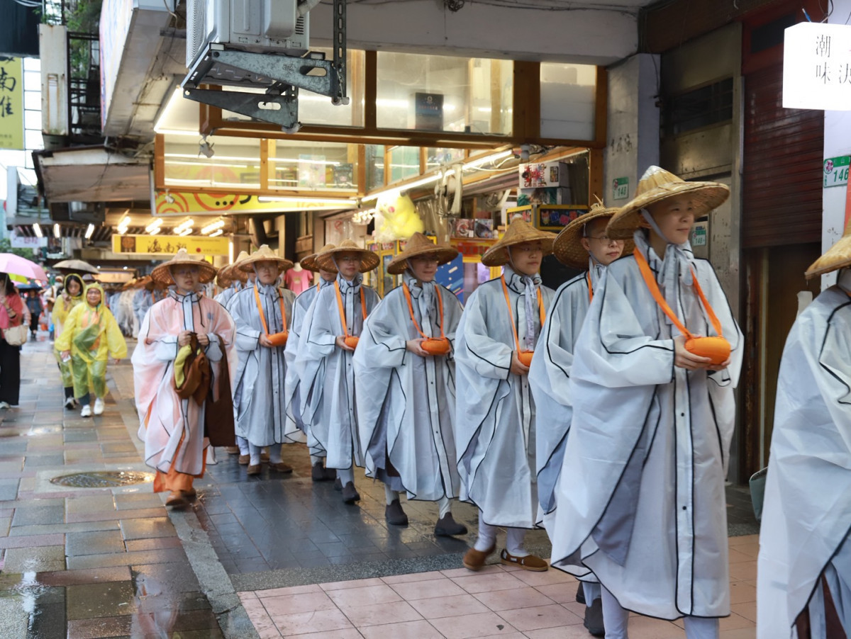 佛光山開山60周年行腳祈福　百位戒子走入松山傳遞慈悲力量