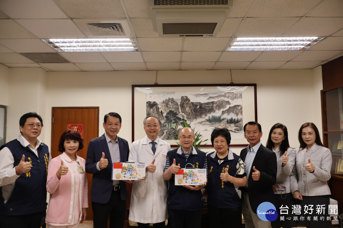 桃園市信用合作社攜手土地公文化教育基金會捐贈保鮮盒，支持北榮桃園分院護理人員。<br />
合影人: 蘇家明董事長(中)、彭家勛院長(左4)<br />
