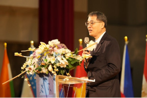 「2026 HLU年會暨WURI世界大學創新排名典禮」，暨大校長武東星於開幕致詞。（暨大提供）
