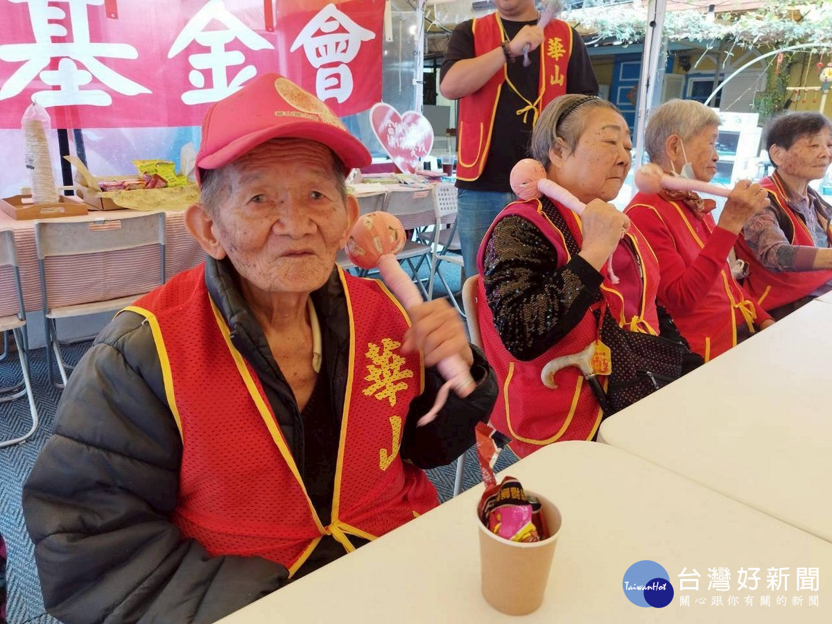 圖說：長輩在華山基金會國姓站人員的陪伴下一起互動。