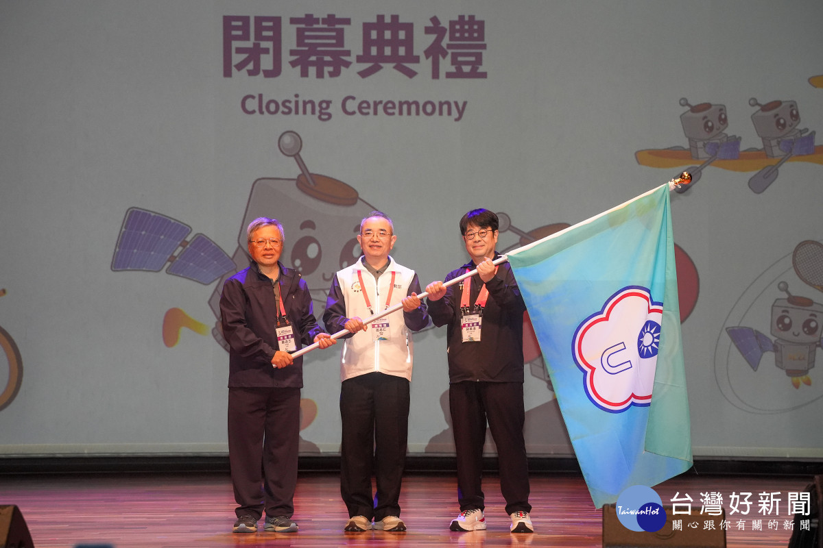 中央大學蕭述三校長(左)交棒下屆承辦學校臺北市立大學校長邱英浩（右）。<br />
<br />
