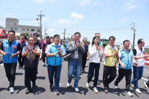 房裡溪南溪橋改建竣工通車　鍾東錦帶領地方祈福過橋歡慶水患不再