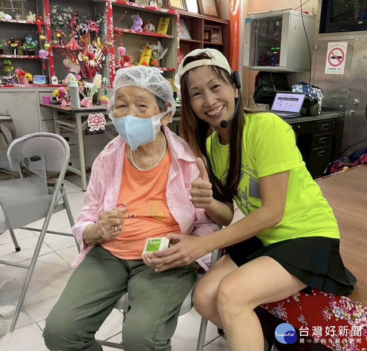 年逾百歲人瑞的長者與講師合影。