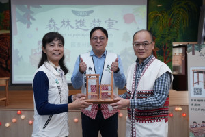 秋維書鄉長見證新竹分署分署長夏榮生致贈國產材課桌椅模型予花園國小張蓉峻校長。(新竹分署提供)