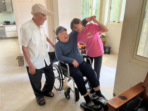 衛生局提醒，照顧之路不應孤軍奮戰，撥打 1966 長照服務專線，將與您一同分擔照顧負荷。