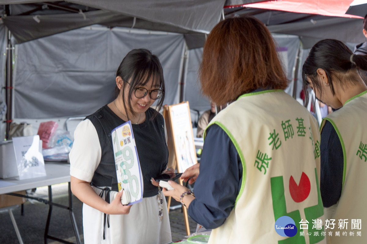 學生參與「張老師」攤位諮詢