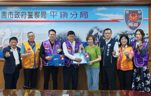 平鎮警分局攜手民間團體，致贈分局內所有身為人母的同仁禮盒，提前獻上誠摯的敬意與祝福。