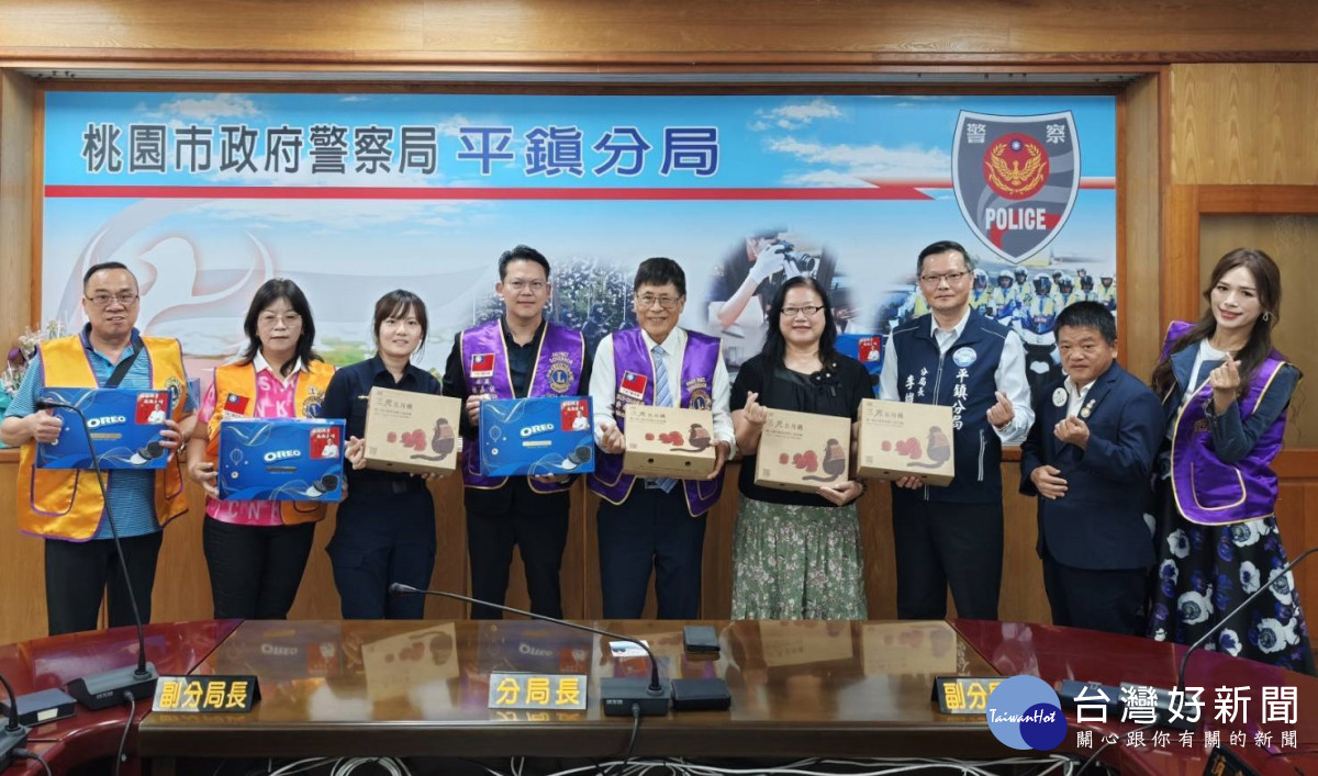 平鎮警分局攜手民間團體，致贈分局內所有身為人母的同仁禮盒，提前獻上誠摯的敬意與祝福。