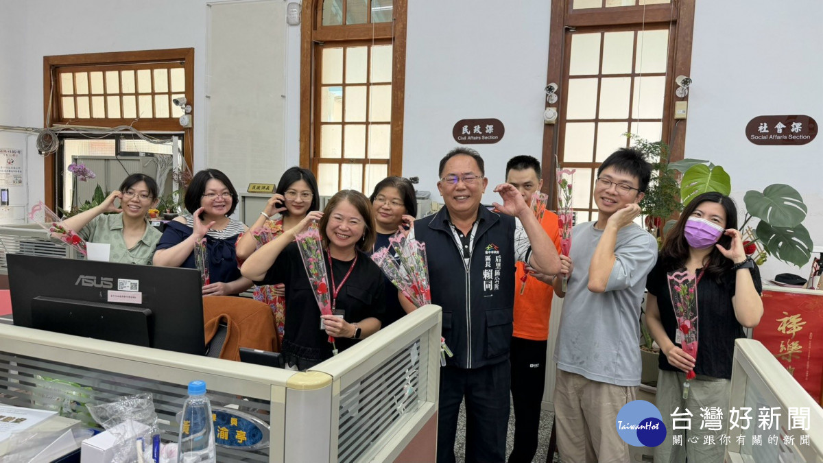 后里區公所母親節送暖　贈在地康乃馨傳遞感恩祝福