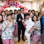 董事長兵政隆（後排左一）、總院長陳穆寬（中）與衛生局長葉彥伯（右一）與現場護裡師同賀護師節。圖／彰基提供