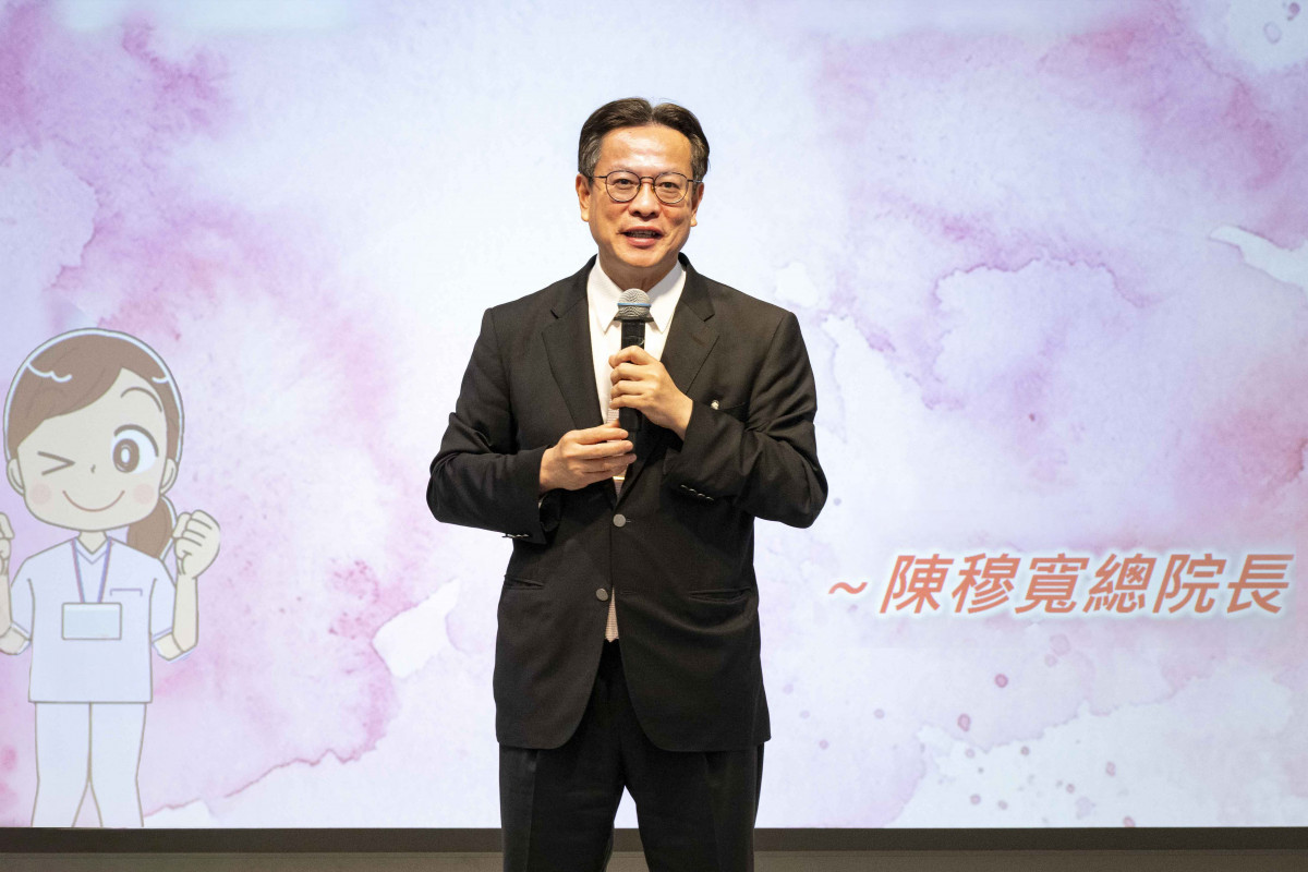 總院長陳穆寬教授致詞，宣布提高護理新人待遇並導入AI減輕文書負擔。圖／彰基提供