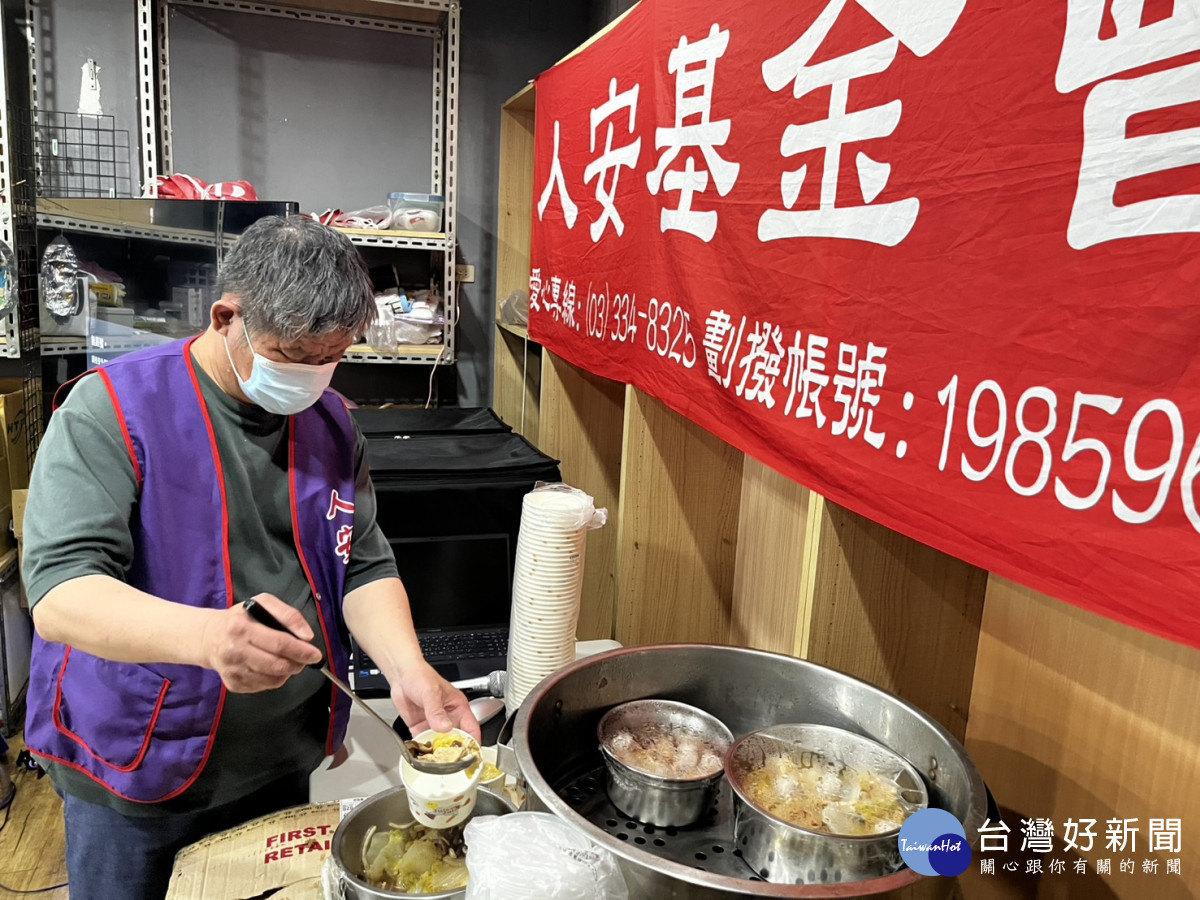 魏先生準備餐食