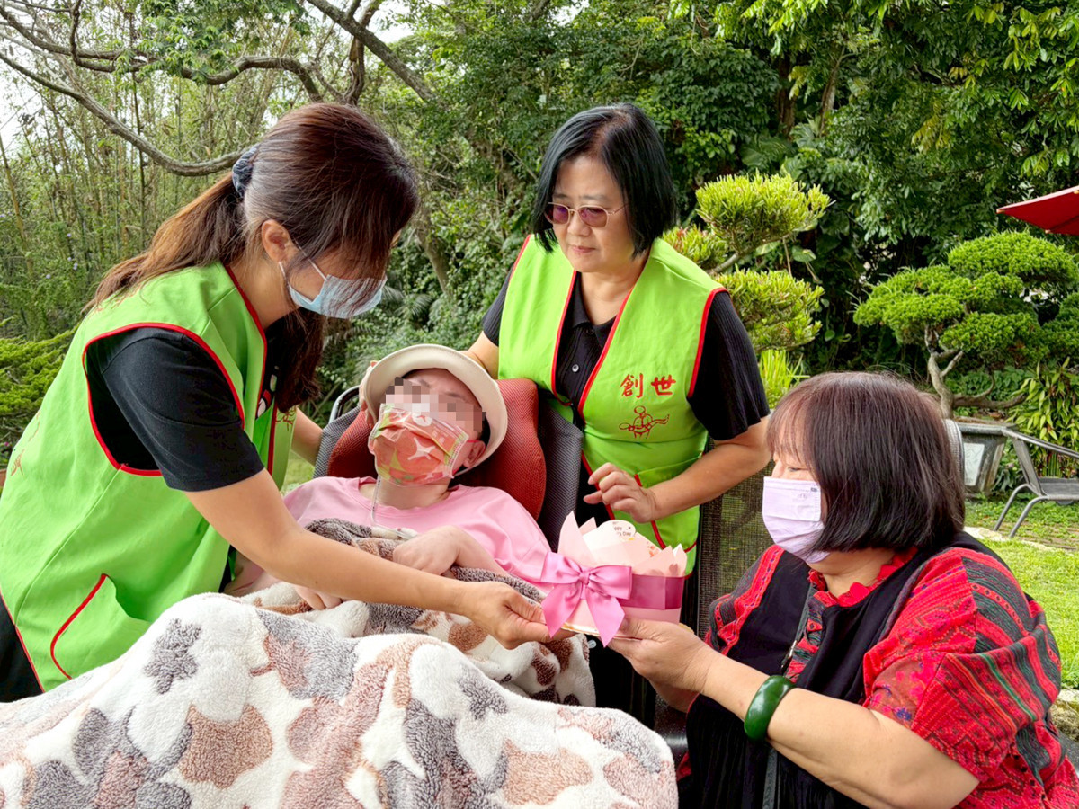 照顧植物人女兒、撫養孫女令人動容　創世台南院安排共度溫馨母親節