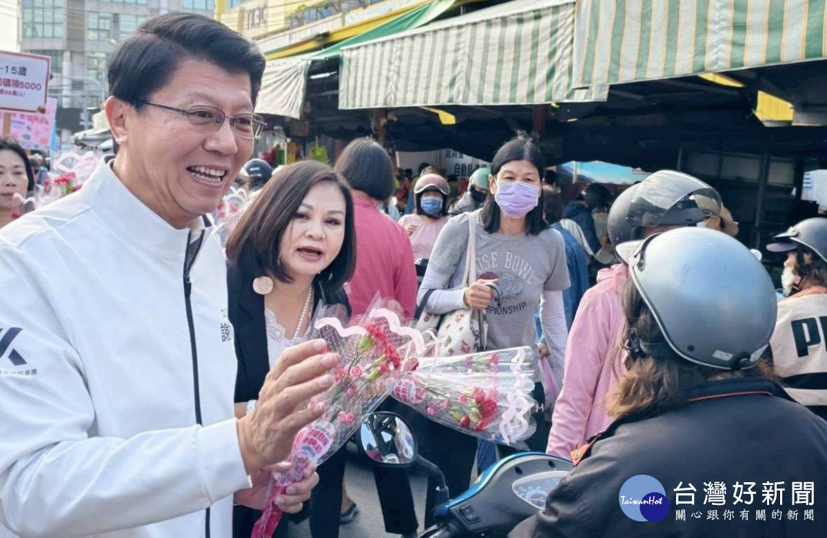 向媽媽們賀節　謝龍介前往兵仔市場贈康乃馨
