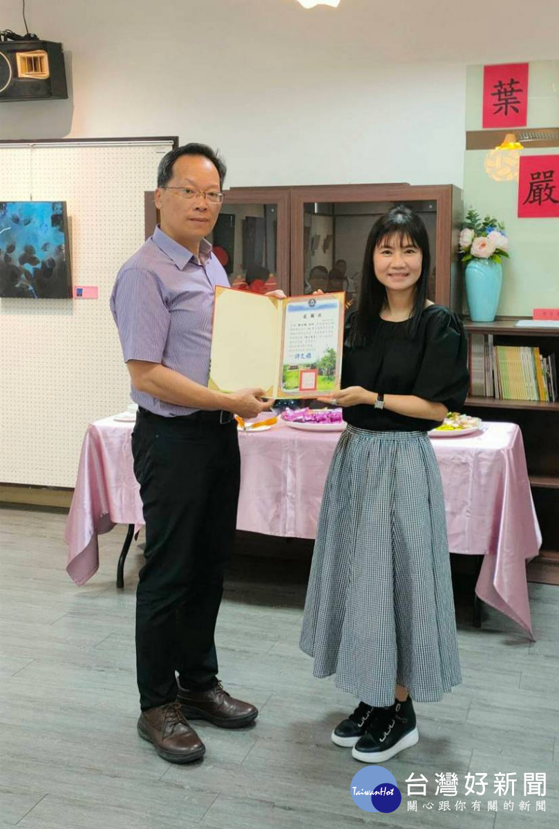 感謝藝術家嚴玟鑠老師個展，將藝文風帶入校園，讓水里商工師生能欣賞到如此玄妙色彩的畫作。