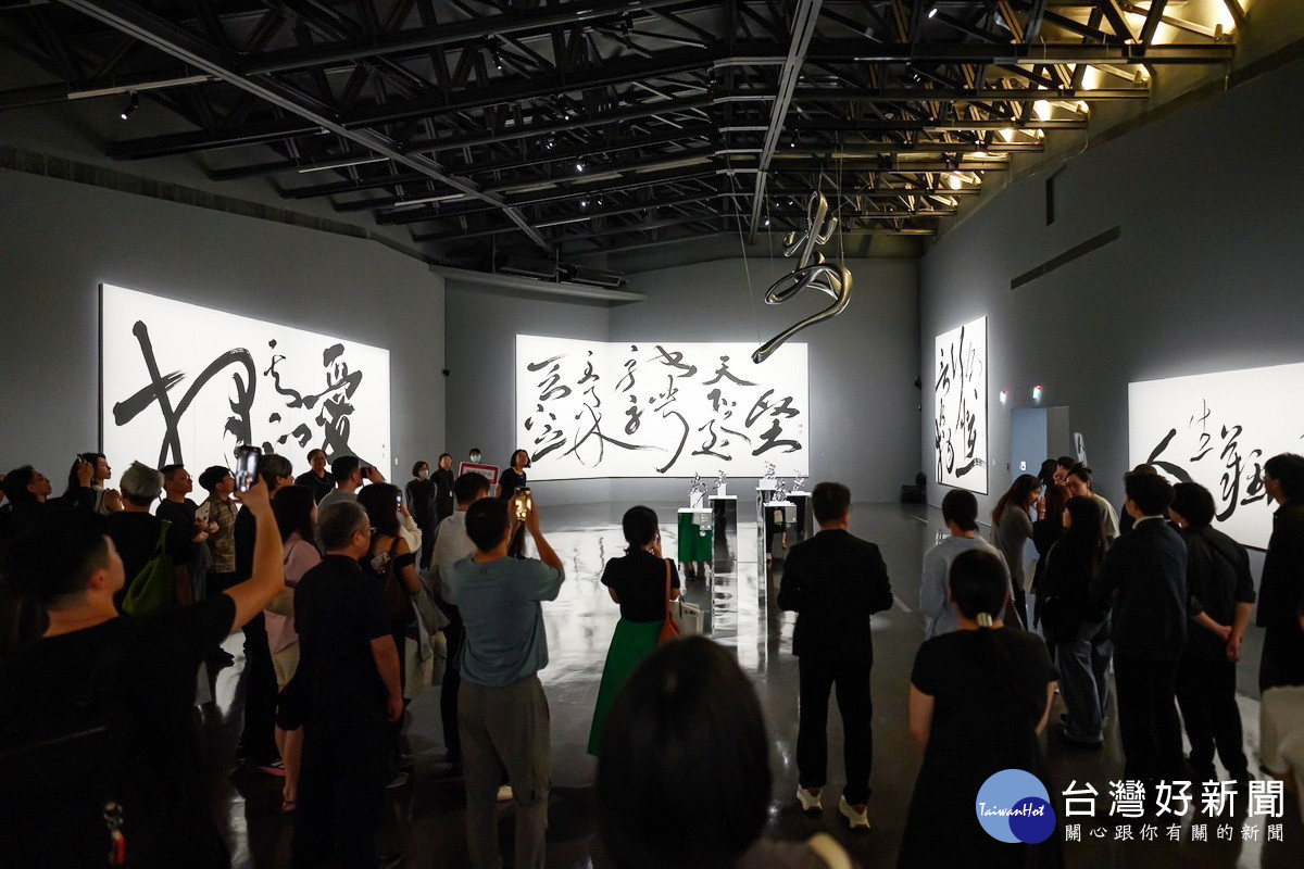 與會貴賓們參觀 「躲貓貓：王意淳書法創作展」。<br />

