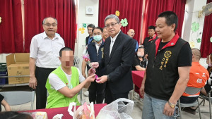 檢察長一行到看守所陪收容人與家屬過節。（南投看守所提供）