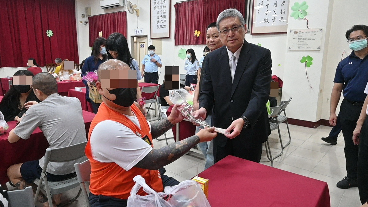 檢察長一行到看守所陪收容人與家屬過節。（南投看守所提供）