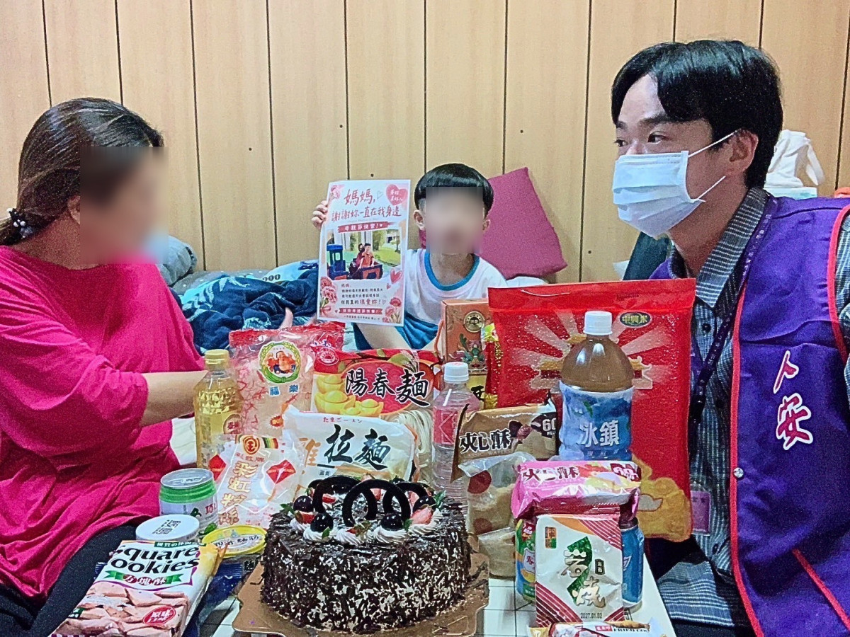 朴子人安助清寒單媽溫暖過節　六歲童親遞蛋糕告白我愛妳