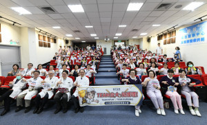 新竹臺大分院舉辦「115年護師節表揚大會」，以「TEAM 台大，挺護理！」為主題打造「護理大聯盟」主場，向第一線護理人員致敬。