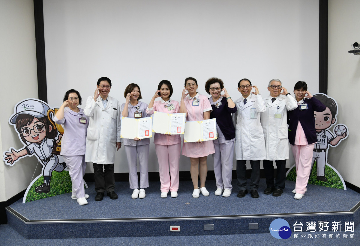 新竹臺大分院蔡孟昆副院長（右3）、吳志成副院長（左2）及陳世英副院長（右2）到場，肯定護理團隊在臨床照護、教學培育與團隊合作上的專業付出。