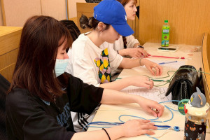 諮商中心手作活動中，學生親手編織小花環保袋，細選顏色、投入情感。