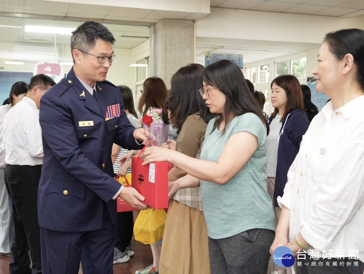 竹縣義交大隊長傳遞溫情　致贈母親節蛋糕及勤務裝備