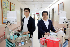 部桃白衣傳承，母子三人接力守護生命。哥哥王明仁（右）弟弟王明方（左）