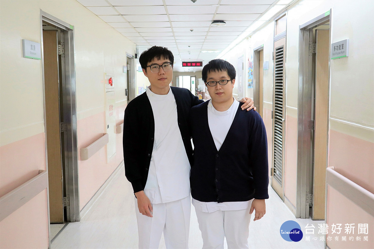 部桃白衣傳承，母子三人接力守護生命。哥哥王明仁（右）弟弟王明方（左）