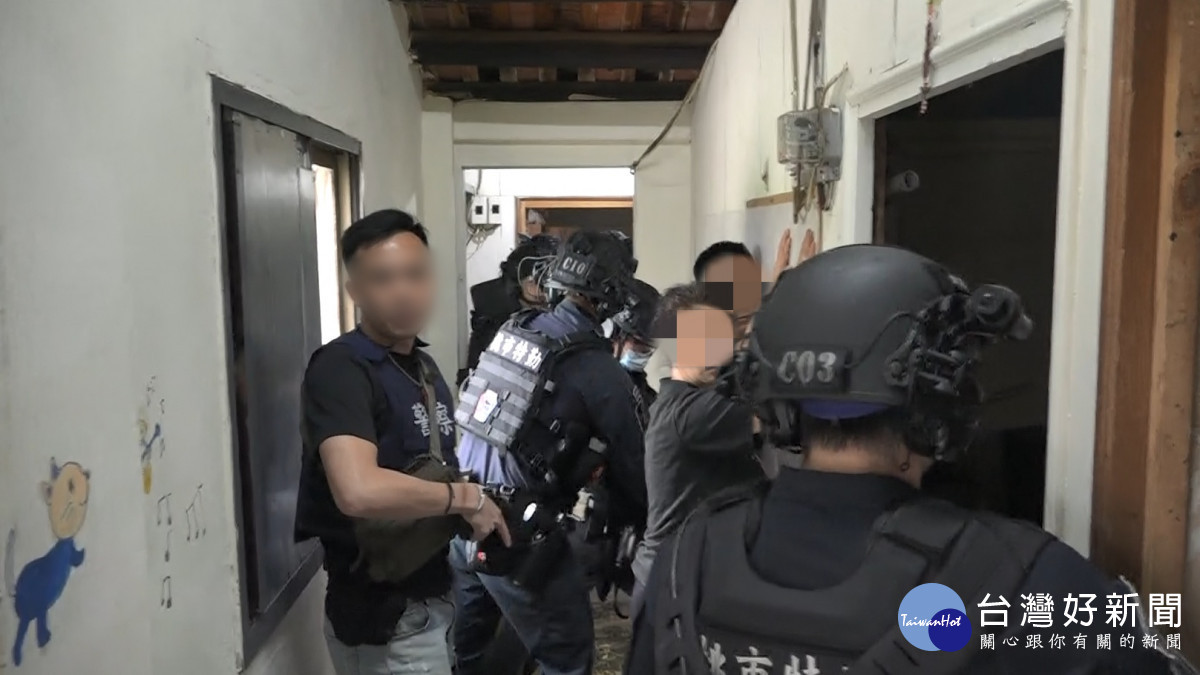 毒窟藏改造衝鋒槍　中壢警與新竹警攻堅破獲依托咪酯分裝場
