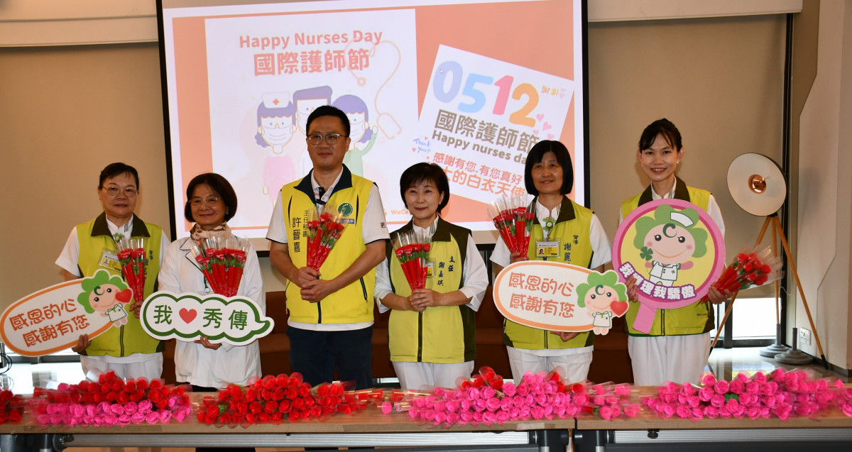 彰化市公所主任秘書許晉嘉代表林世賢市長在秀傳醫院贈花。圖／彰化市公所提供