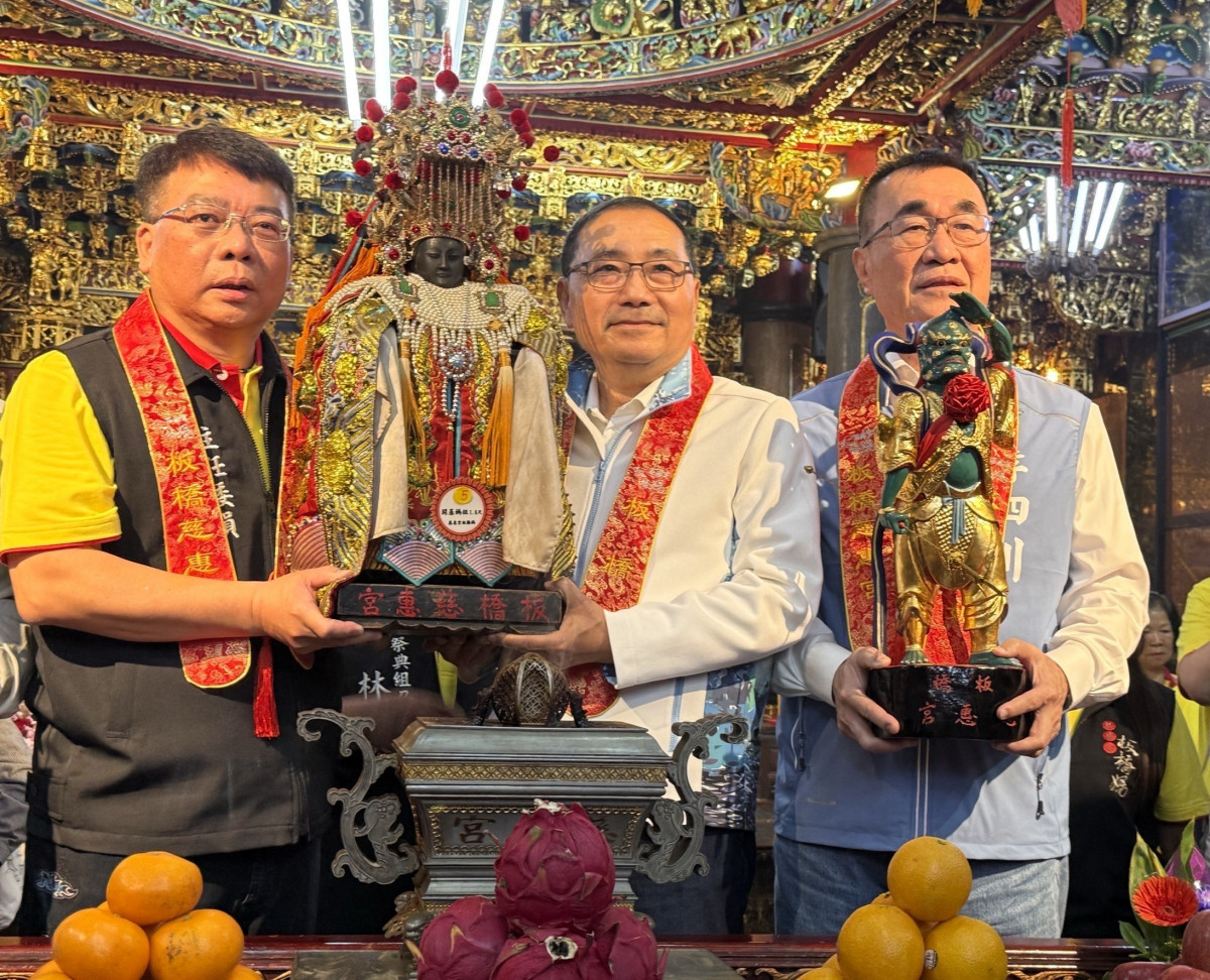 板橋慈惠宮媽祖起駕！　侯友宜、李四川同框扶轎喊「一棒接一棒」