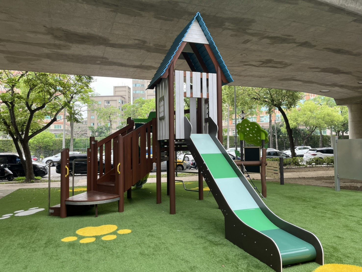 小小冒險家出動！　北投捷運線形公園「狗狗競技場」共融遊戲場啟用