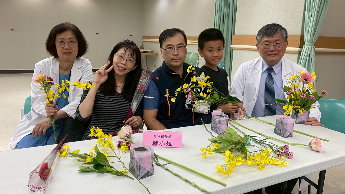 林口長庚跨專科醫療團隊攜手守護肝移植媽媽與新生兒健康，右1為李威震副院長，左1為土城醫院婦產科趙安祥主任。（林口長庚醫院提供）