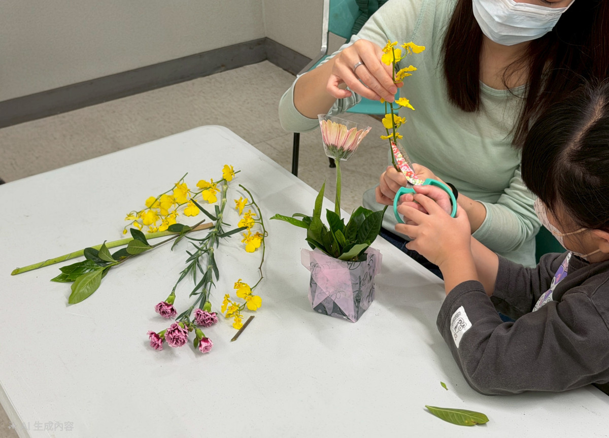 肝移植媽媽與孩子一同參與花藝手作課程，以花朵象徵生命重生與愛的延續，現場氣氛溫馨感人。（林口長庚醫院提供）