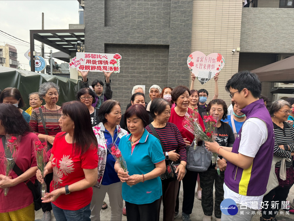 元智同學致贈康乃馨，表達敬意