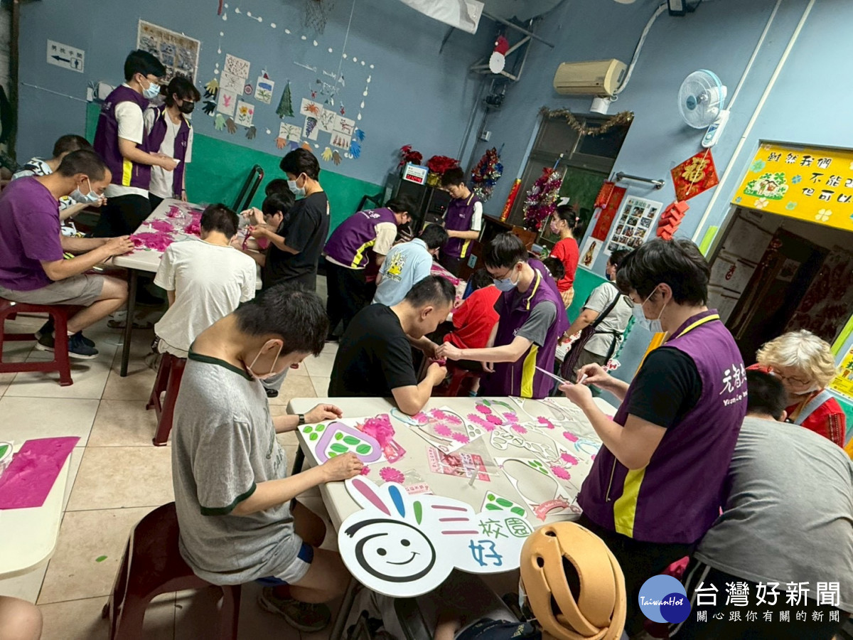 元智同學陪伴康福智能發展中心孩子們手作康乃馨花圈